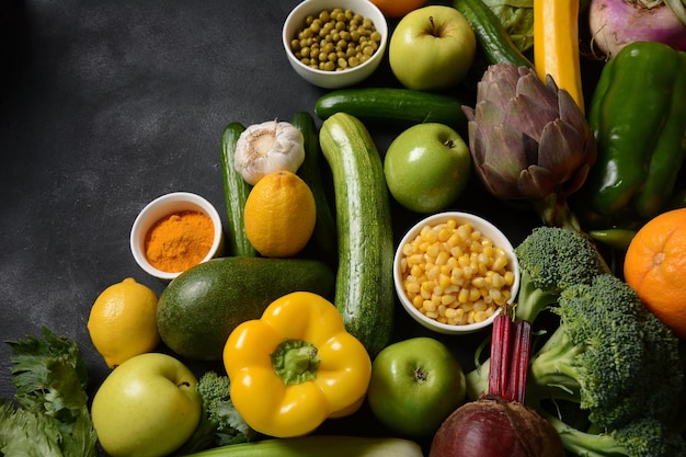 Auswahl an frischem Obst und Gemüse Hintergrund für gesunde Lebensmittel Einkaufen von Lebensmitteln im Supermarkt