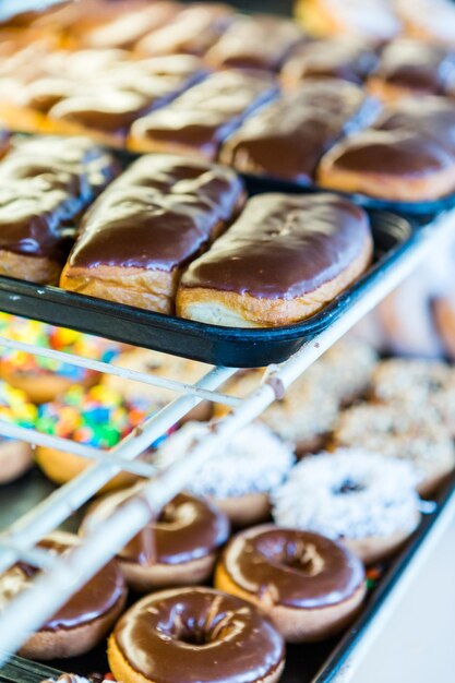 Auswahl an frischen Donuts mit verschiedenen Belägen aus der örtlichen Bäckerei.