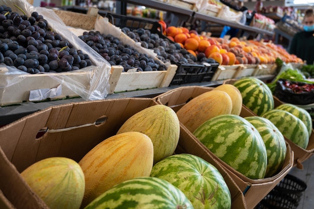 Auswahl an frischen Früchten auf dem Markt