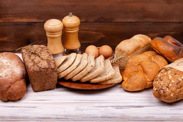 Auswahl an gebackenem Brot auf Holzhintergrund leerer Platz für Text