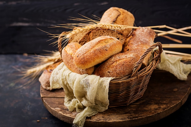 Auswahl an gebackenem Brot und Brötchen auf einer Holzoberfläche