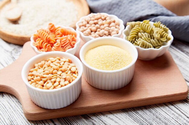 Auswahl an glutenfreien Nudeln und Müsli Set für FODMAP-Paläo-Keto-Diät mit langen Kohlenhydraten aus nächster Nähe