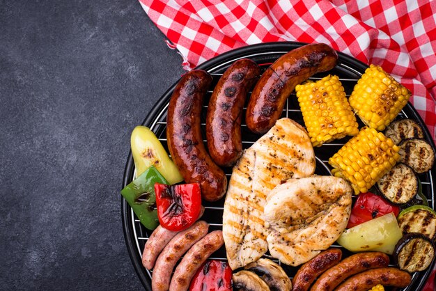 Auswahl an Grillwürsten, Fleisch und Gemüse. Picknick gegrilltes Konzept