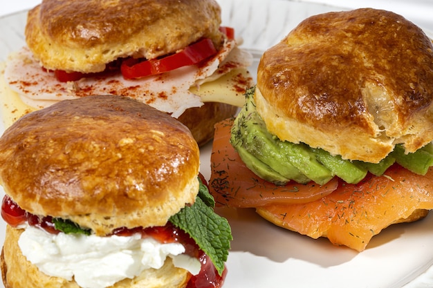 Auswahl an hausgemachten Scones mit Schinken, Käse, Avocado, Lachs, Frischkäse und Erdbeermarmelade