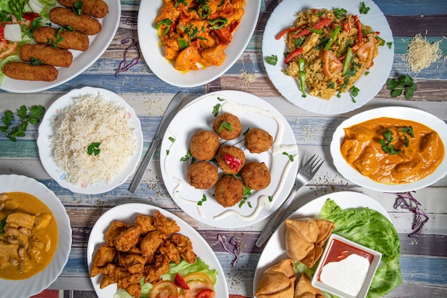 Auswahl an indischem Essen einschließlich Curry und Reis
