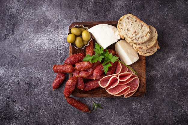 Auswahl an italienischen Vorspeisen. Wein-Snack-Set