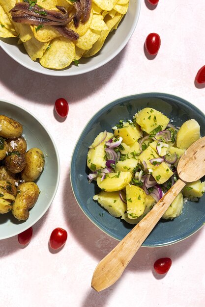 Auswahl an Kartoffeln, gebraten, gekocht, Pommes und Pommes-Snacks. Mit Sonnenlicht