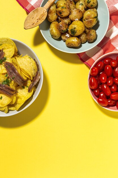 Auswahl an Kartoffeln, gebraten, gekocht, Pommes und Pommes-Snacks. Mit Sonnenlicht