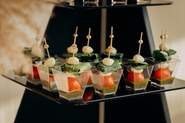 Foto auswahl an köstlichen snacks auf dem offenen buffet-festtisch im restaurant-catering-teller