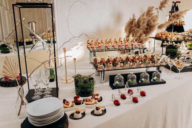Foto auswahl an köstlichen snacks auf dem offenen buffet-festtisch im restaurant-catering-teller