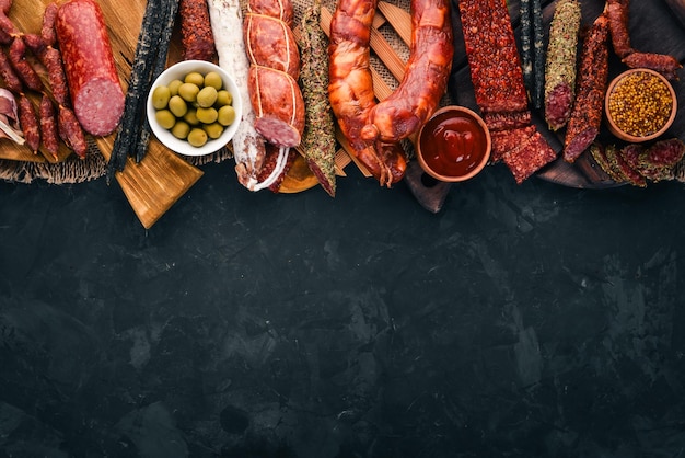 Auswahl an Salami und Snacks Wurst Fouet Würstchen Salami paperoni Auf einem Steinhintergrund Ansicht von oben Freier Platz für Ihren Text