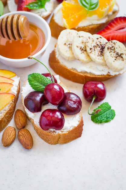 Auswahl an sommerlichen bunten natürlichen gesunden Snacks mit Früchten und Honig