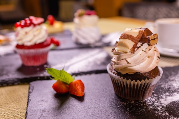 Auswahl an Süßwaren verschiedene Arten von Kuchen und Desserts auf dem Tisch