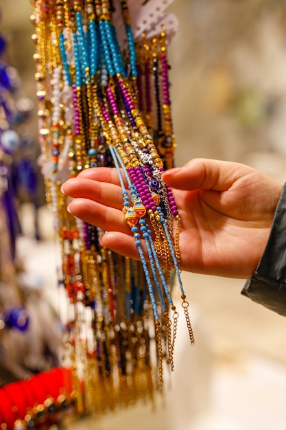 Auswahl an traditionellen bunten Perlenketten oder Geschenken auf einem türkischen Markt im Großen Basar istanbulTürkei