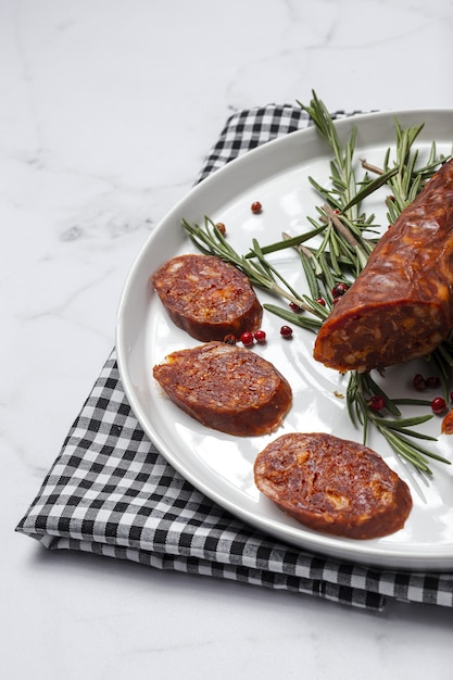 Auswahl an typisch spanischen hausgemachten Würstchen mit buntem Hintergrund. Iberische Chorizo und Salchichon