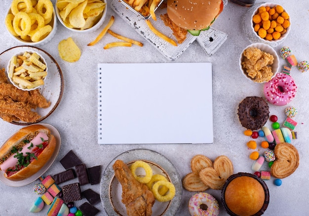 Auswahl an verschiedenen ungesunden Junk-Food