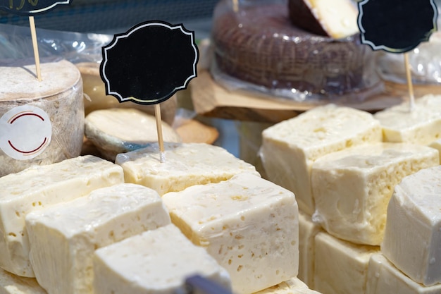 Auswahl an vorspeisenkäse am stand des lebensmittelgeschäfts
