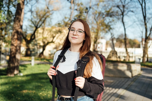 Auswahl eines weiblichen College-Studentin der Universität mit Büchern und Laptop im Freien Redhead College