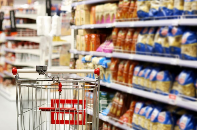 Auswahl von Milchprodukten im Supermarkt verschwommener Hintergrund