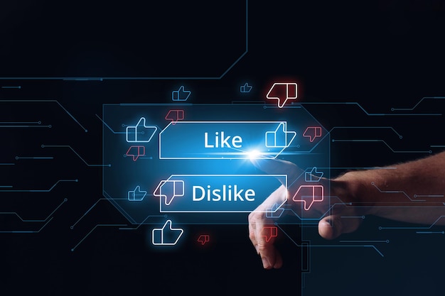 Auswahlkonzept mit holografischen Like- oder Dislike-Buttons Hand, die das Display berührt