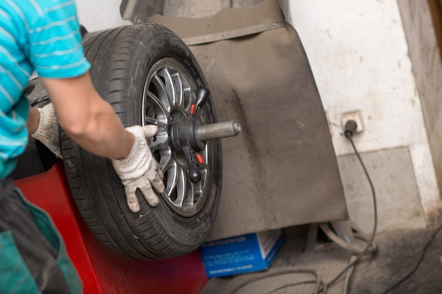 Auswuchten von Rädern. Autorad-Auswuchtmaschine in der Autoreparatur.