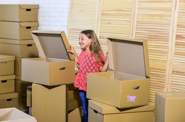 Auszugskonzept Auf den Umzug vorbereiten Ausziehen Dinge verpacken Süßes Zuhause Haus mieten Einfamilienhaus Lieferservice Wohnung für die Familie Aufgeregt über neues Haus Mädchen-Kind-Spielbox