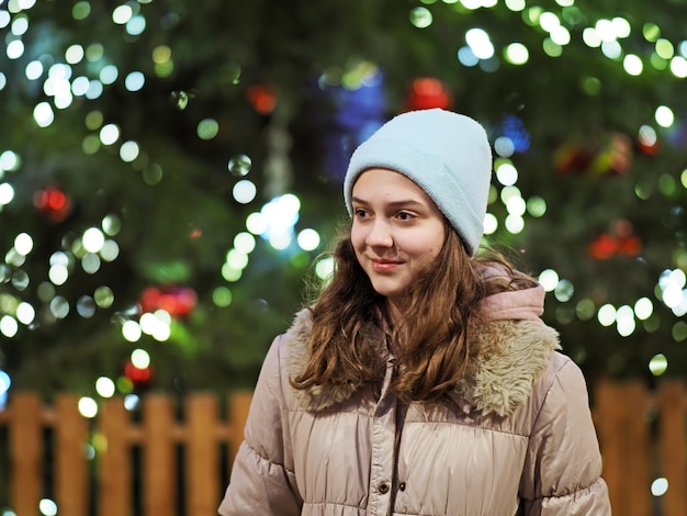 Auténtica adolescente frente a un árbol de Navidad