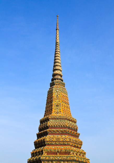 Auténtica arquitectura tailandesa en Wat Pho en Bangkok de Tailandia.