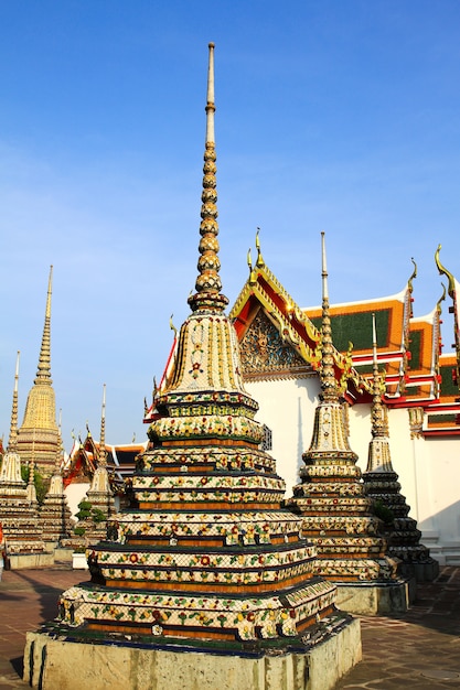 Auténtica arquitectura tailandesa en Wat Pho en Bangkok de Tailandia.