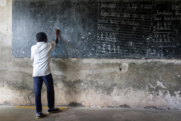 Auténtica aula de escuela pobre con buenos chicos estudiando