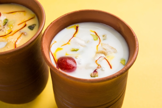 Autêntica bebida gelada indiana feita de leite coalhado e malai chamada Lassi