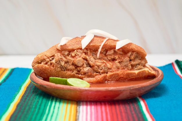 Foto auténtica comida tradicional torta ahogada de guadalajara jalisco en méxico