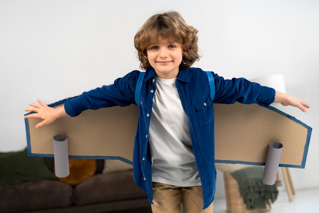 Foto auténtica escena de niño jugando.