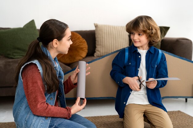 Foto auténtica escena de niños jugando.