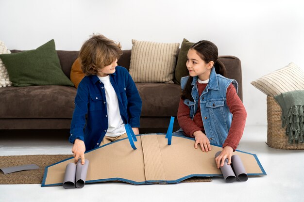 Foto auténtica escena de niños jugando.