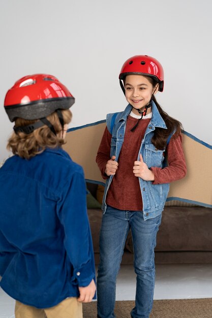 Foto auténtica escena de niños jugando.