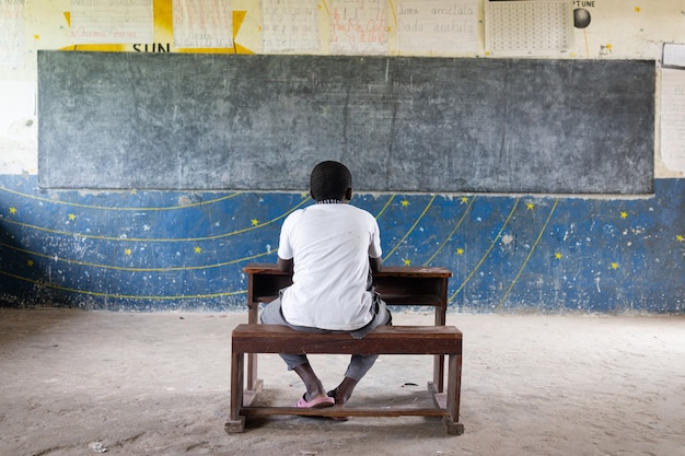 Auténtica escuela pobre con buenos chicos dentro.