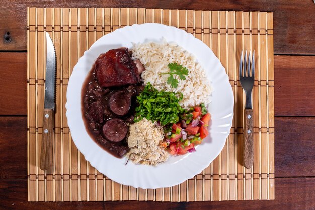 Foto auténtica feijoada brasileña un plato abundante y sabroso