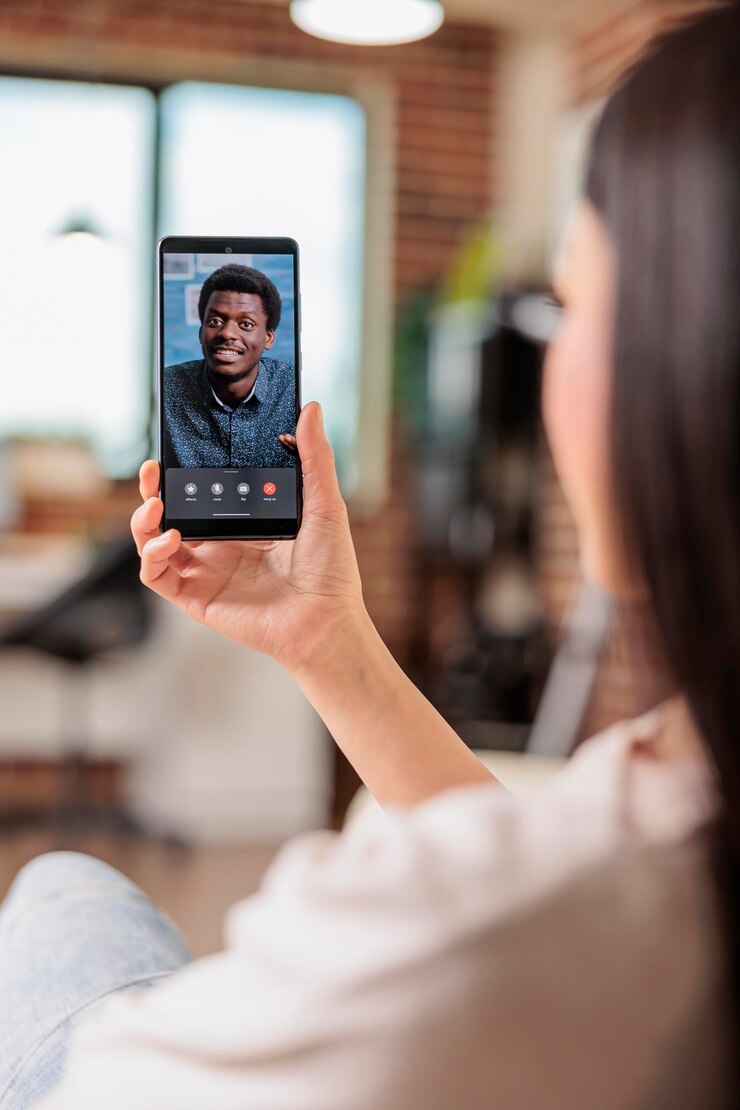 Foto autêntica mulher asiática ocupada em videochamada reunião de comunicação on-line workign de casa falando aplicativo móvel acenando olá tecnologia de internet chamada feliz negócios freelancer conversa