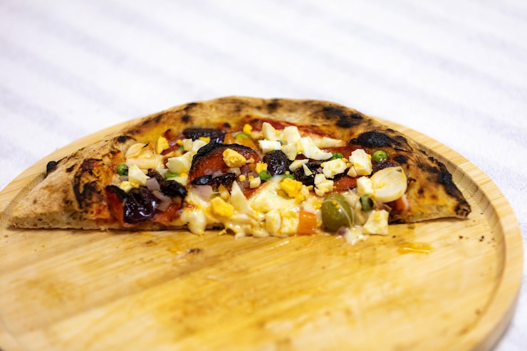 Foto la auténtica pizza portuguesa preparada con ingredientes clásicos es la pizza vera