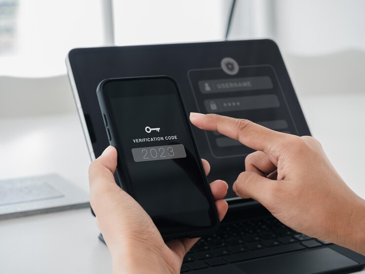 Foto autenticación en dos pasos o concepto 2fa 2023 código de verificación con icono de llave en la pantalla del teléfono inteligente en la mano con computadora portátil para validar la página de contraseña tecnología de seguridad cibernética de verificación de identidad