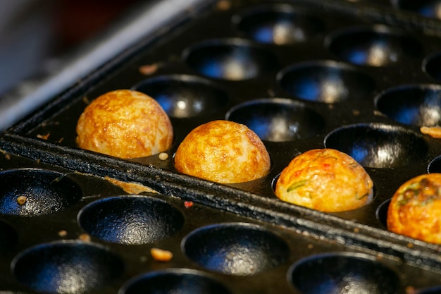 Auténticas bolas de Takoyaki de Osaka Takoyaki es un alimento japonés hecho de harina de trigo y pulpo