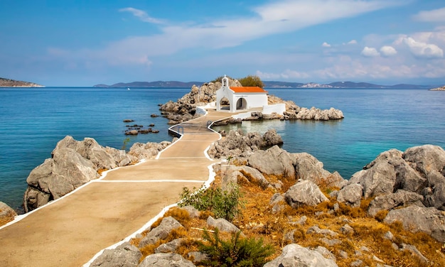 Auténticas islas griegas tradicionales intacta Chios pequeña iglesia en el mar sobre las rocas Agios Isidoros islas del Egeo oriental