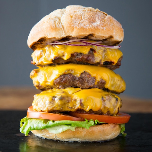 Autêntico hambúrguer de queijo triplo americano de alta qualidade