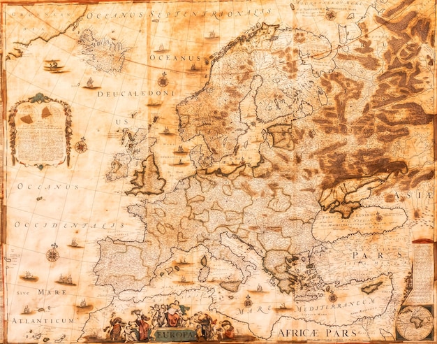 Un auténtico mapa antiguo muestra la Europa conocida por los europeos a mediados del siglo XVII. Exploración, geografía, antecedentes antiguos.