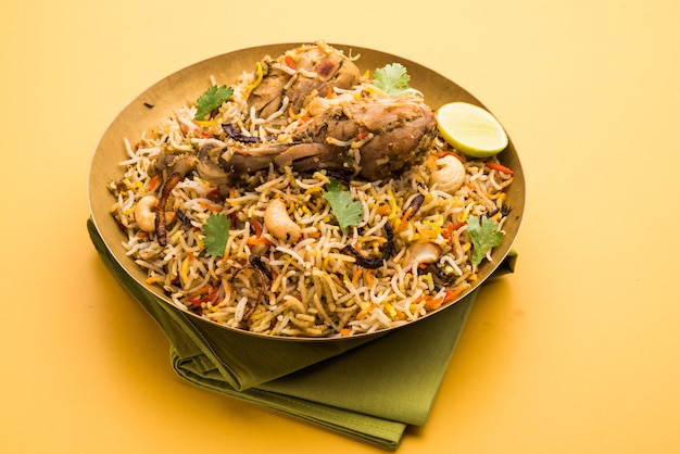 Auténtico pollo Biryani servido en un tazón o plato. Enfoque selectivo