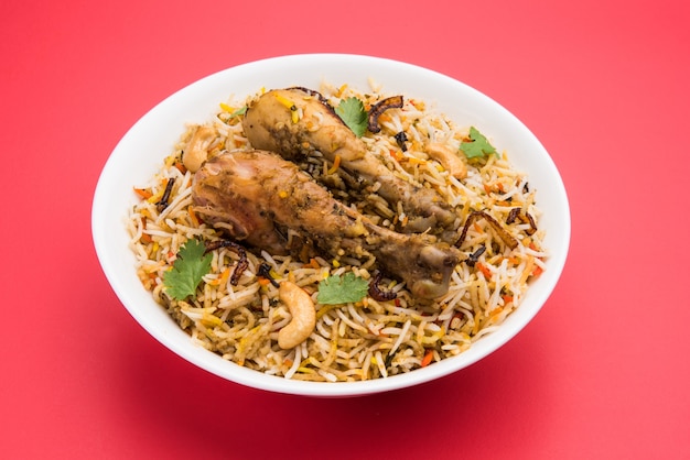 Auténtico pollo Biryani servido en un tazón o plato. Enfoque selectivo