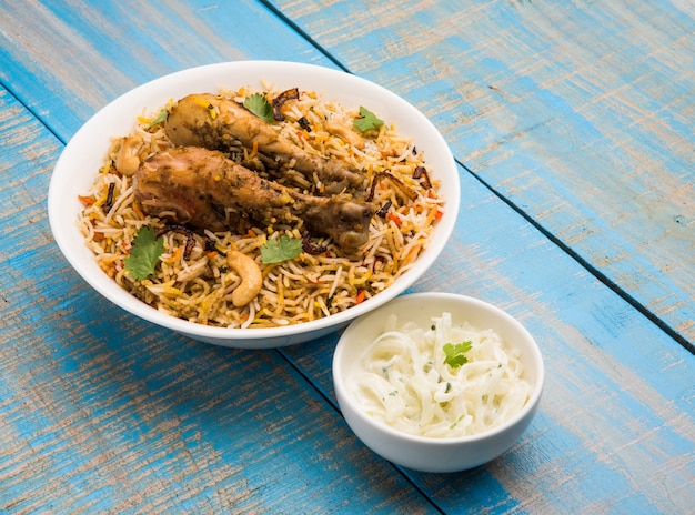 Auténtico pollo Biryani servido en un tazón o plato. Enfoque selectivo