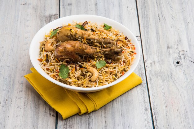 Auténtico pollo Biryani servido en un tazón o plato. Enfoque selectivo