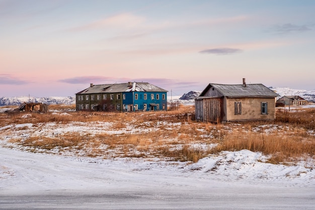 Auténtico pueblo del norte de Rusia, viejas casas de madera en ruinas, dura naturaleza ártica. Teriberka.